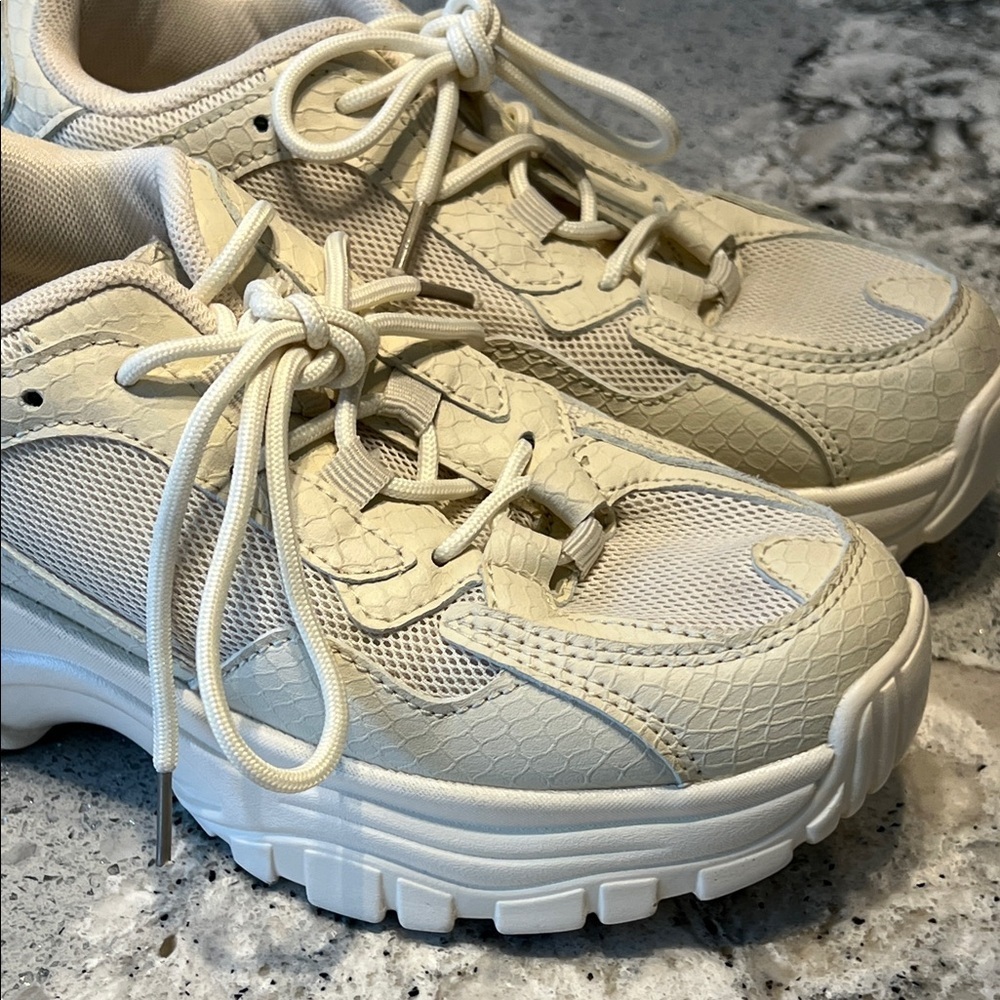 NEW BERNESS Women's Cream Crocodile Cream Athletic Shoes Size 6 - Picture 3 of 12